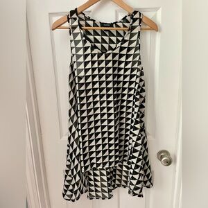 Geometric, black and white, sleeveless tunic blouse. Size L.